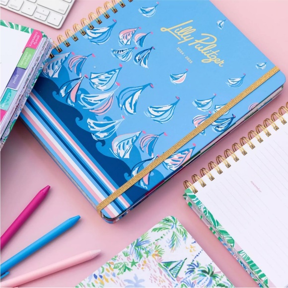 Lilly Pulitzer Daily Planner Dated August 2024 - December 2025 Weekly Agenda - Picture 8 of 11